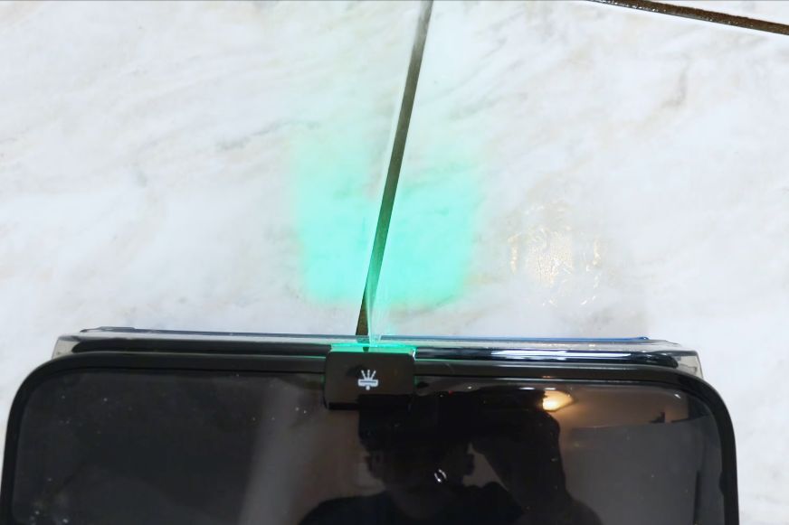 Tineco Floor One S9 Station Scientist spült mit der Sprühfunktion Schmutz aus einer Fuge